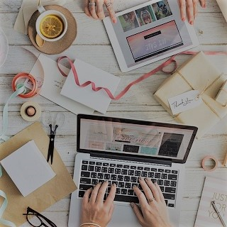 table de bureau avec divers objes dont un mac